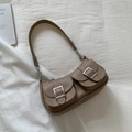 Bolso de hombro francés en cuero granulado marrón con dos bolsillos y hebillas de metal - Marrón