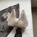 Schicke cremeweiße gewebte Schultertasche aus hochwertigem Kunstleder für Damenmode - Gebrochenes Weiß