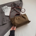 Sac à main en daim marron avec boucle dorée et bandoulière sur une veste grise - Vert Sans Pendentif