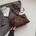Sac à bandoulière minimaliste en daim marron foncé avec design froncé et détails dorés - Brun Sans Pendentif