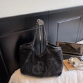 Große Shopper-Tasche aus schwarzem Denim mit Kettenriemen und weißer Stickerei - Schwarz