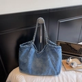 Blaue Denim-Tragetasche mit Kettenriemen und weißer Stickerei für den Herbst-Freizeitstil - Blau