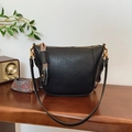 Secchiello nero retrò con tracolla larga a motivi vintage e design minimalista - Nero