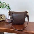 Secchiello in pelle marrone scuro con ampia tracolla stampata e foulard di seta - Marrone
