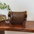 Secchiello in pelle testa di moro con tracolla vintage e cerniera dorata - Marrone