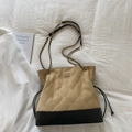 Gesteppte Khaki-Wildleder Beuteltasche mit schwarzem Lederboden und Goldkette - Khaki