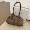 Bolso baguette marrón de textura trenzada con correas finas y hebillas doradas - café