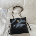 Elegante schwarze gesteppte Leder-Tote-Bag mit goldener Kette und Kordelzug-Detail - Schwarz