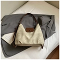 Beigefarbene Shopper Tasche mit braunen Trägern und Falten-Struktur auf grauem Sakko - Ohne Anhänger / Grau Ohne Anhänger