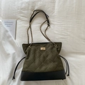 Vintage olivgrüne gesteppte Beuteltasche mit Goldkette und Wildleder-Textur - Grün