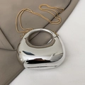 Silberne Mini-Schultertasche mit ovalem Griff und goldener Metallkette - Silber