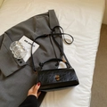 Classic black vintage textured handbag with glossy wrinkled leather and golden clasp - No Pendant / Black