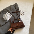 Classic dark brown top handle bag in oily wax leather with vintage gold lock closure - No Pendant / Brown