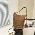 Sac seau matelassé café foncé en daim avec bandoulière et fermeture à glissière - Sans pendentif / Kaki