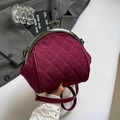 Elegante borsa a conchiglia bordeaux trapuntata con chiusura a bacio vintage - Rosso
