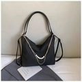 Detail einer schwarzen Nylon-Tasche mit eleganten goldenen Ketten und Perlenakzenten - Schwarz