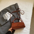 Classic brown vintage top handle handbag with gold twist lock and knotted handle - No Pendant / Brown