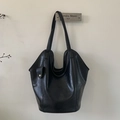Detailansicht der großen schwarzen Leder-Hobobag mit passendem Mini-Anhänger am Bügel - Schwarz