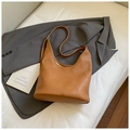 Bolso cubo minimalista de cuero granulado marrón con correa larga para el hombro - Marrón Amarillento