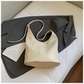 Elegante bolso bombonera de cuero granulado blanco crema con correa larga sobre cojín - Blanco Roto