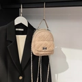 Mini sac à dos beige matelassé avec bretelles en chaîne et fermoir pivotant chic - Gris Éléphant (Sans Pendentif)