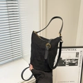 Sac seau matelassé noir minimaliste avec coutures en losanges et boucle dorée rétro - Sans pendentif / Noir