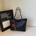 Minimalistische schwarze Shopper-Tasche aus Kunstleder mit süßem Teddybär-Anhänger - Schwarz