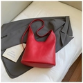 Bolso cubo rojo minimalista con textura granulada y correa larga para el hombro - Rojo