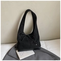 Borsa tote in finta pelle scamosciata nera con fiocco e ciondolo a cuore argento - Nero