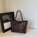 Dunkelbraune Tote Bag mit zwei Riemen und süßem braunem Teddybär-Schlüsselanhänger - Braun