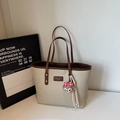 Elegante bolso tote de lona beige con ribete de cuero marrón y dije de oso de peluche - Café (Con colgante)