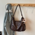 Grande borsa a tracolla marrone scuro minimalista con trama vintage e ciondolo leone - Marrone