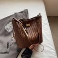 Dunkelbraune geflochtene Beuteltasche mit goldenem Drehverschluss und Holzperlen - Kaffeebraun