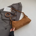 Sac sous le bras en daim marron avec coutures décoratives et bandoulière réglable - Marron