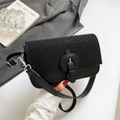 Bolso bandolera negro minimalista con solapa trenzada y piel sintética lisa - Negro