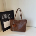 Braune Shopper-Tasche aus Kunstleder mit dünnen Trägern und süßem Teddybär-Anhänger - Braun
