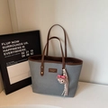 Elegante bolso tote de tela gris con ribete de cuero marrón y un tierno peluche - Azul (Con Colgante)