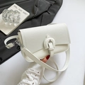 Elegante bolso bandolera blanco minimalista con solapa texturizada y hebilla plateada - Blanco