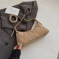 Sac sous le bras rétro en daim marron mat avec coutures fines et anneaux dorés - Kaki