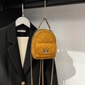 Mini sac à dos matelassé jaune moutarde avec bandoulière chaîne et fermoir en métal argenté - Brun Mocha (Sans Pendentif)