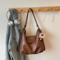 Borsa Hobo marrone in similpelle con ciondolo peluche e doppie tracolle per OOTD - Marrone