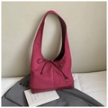 Borsa tote retrò bordeaux in finto scamosciato con fiocco e ciondolo a cuore - Rosso