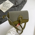 Bolso bandolera verde oliva con solapa tejida y hebilla decorativa plateada - Verde