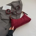 Sac hobo en daim bordeaux avec coutures décoratives et bandoulière réglable - Rouge