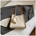 Sac fourre-tout blanc crème minimaliste avec anses brunes et charm d'ours en peluche - Vertical Blanc Cassé Avec Pendentif