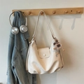 Elegante borsa hobo bianco sporco in morbida ecopelle con ciondolo a orsetto marrone - Bianco Sporco