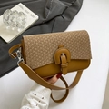 Bolso bandolera vintage marrón con solapa tejida y detalles de piel elegantes - Marrón