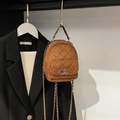 Mini sac à dos marron matelassé avec bandoulière chaîne et fermoir tournant argent - Café Chocolat (Sans Pendentif)