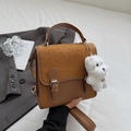 Brauner Vintage-Rucksack aus Kunstleder mit gesteppter Klappe und Plüschhund-Anhänger - Braun