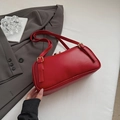 Bolso baguette minimalista rojo clásico de piel sintética con herrajes dorados - Rojo